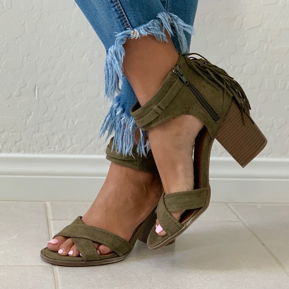 NIB Olive Crisscross Vamp Fringe Block Heel Sandal - Picture 8 of 8